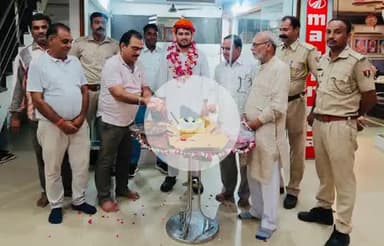 जहाजपुर महिंद्रा ट्रैक्टर शोरूम के डायरेक्टर भंवर जी टांक ने कल रात्रि मेरे जन्मदिन पर मुझे प्यार और सम्मान व आशीर्वाद दिया उसके लिए बहुत बहुत धन्यवाद ।