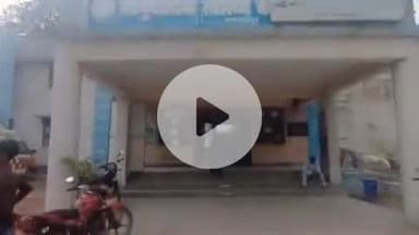 विभूतिपुर: खदियाही में सांप काटने के बाद रसोइया सांप लेकर इलाज कराने सीएससी पहुंची