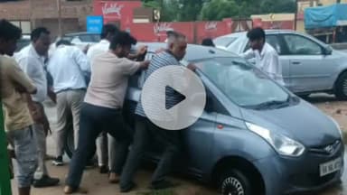 हनुमानगढ़: सूरतगढ़ रोड पर अम्बे वेली कॉलोनी के बाहर बारिश से नाले में फंसी कार, कॉलोनी वासियों ने नाला ढकवाने की की मांग