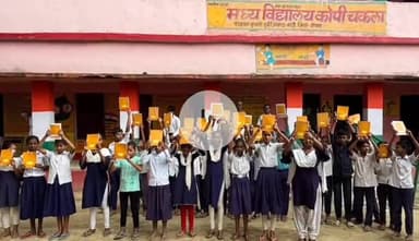 दरभंगा: श्रद्धेय महेंद्र बाबू की पुण्यतिथि पर सरकारी विद्यालयों में शिक्षण सामग्री का वितरण