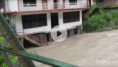 राजगढ़ी: स्यानाचट्टी में यमुनानदी लगातार खतरे के निशान पर बह रही है, होटलों व घरों में यमुना का पानी घुसा