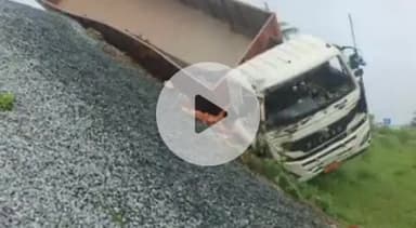 कादीपुर: पूर्वांचल एक्सप्रेस-वे पर कनकपुर गांव के पास गिट्टी लदा ट्रक पलटा, ड्राइवर और खलासी गंभीर रूप से हुए घायल