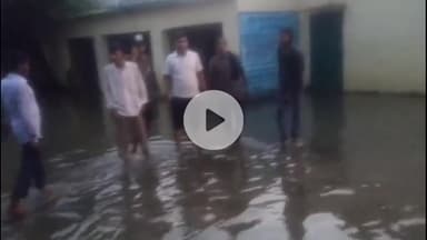 नौगावां सादात: गांव सिरसा जाट में स्थित प्राथमिक विद्यालय में बारिश का पानी घुसा, ग्रामीण परेशान होकर किया प्रदर्शन