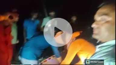 बाह: बाढ़ से घिरे रेहा गांव में मकान की दीवार गिरने से पांच लोग घायल