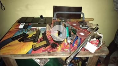 बक्सर: दलसागर गांव में भारी मात्रा में अवैध हथियार बरामद, महिला समेत 7 लोग गिरफ्तार