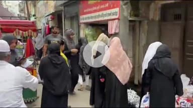 अमरोहा: अमरोहा के मोहल्ला सराय कोहना में अवैध साप्ताहिक बाजार में दुकानदारों से दबंग कर रहे है लाखों रुपए की वसूली