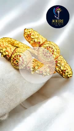 राजसी ठाठ और पारंपरिक सुंदरता का संगम – Johri Gems & Jewellers लाया है Antique Jodhpuri Kade की खास रेंज।
हर कड़ा बोले शाही अंदाज़ की कहानी।
आज ही आइए और इस ख़ास कलेक्शन का हिस्सा बनिए।

📍 पता: GMA Plaza, New Cloth Market के सामने, कोटा