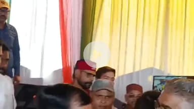 हुज़ूर: रीवा रेलवे स्टेशन पर नई ट्रेन को झंडी दिखाने के दौरान भूमि के बदले रोजगार की मांग करते रहे किसान