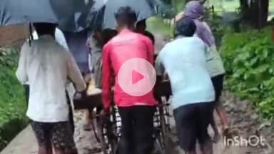 त्योंथर: खराब सड़क के कारण एम्बुलेंस पहुंचने में हुई देरी, परिजन ने ठेले को बनाया एम्बुलेंस, बीमार महिला अस्पताल पहुंची