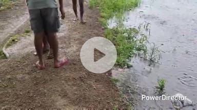 कर्वी: मानिकपुर नगर पंचायत क्षेत्र के जवाहर नगर में स्थित रेलवे तालाब फूटने के कगार पर, लोगों ने नगर पंचायत को कराया अवगत