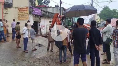 मझगवां: चित्रकूट: मुख्य सड़क निर्माण में रोड़ा बने मठाधीशों के महलों पर प्रशासन का बुलडोजर, हटाया अतिक्रमण