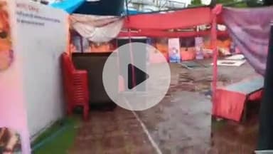 बलरामपुर: संपूर्णता अभियान के तहत विकास भवन में आयोजित आकांक्षा हाट तीसरे दिन बना मजाक, बारिश से बचाव और सुविधाओं का नही है इंतजाम