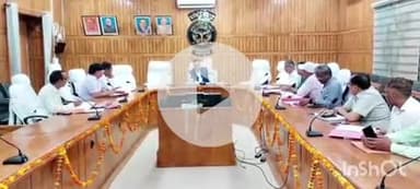 बहराइच: बहराइच में डीएम ने विद्यालयों के ऊपर से 01 माह में हाईटेंशन/एलटी लाइन हटाने का दिया निर्देश