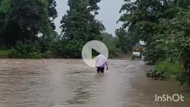 त्योंथर: चितौली नदी में उफान, पुल के ऊपर से बह रहा पानी, जान जोखिम में डालकर नदी पार कर रहे लोग, प्रशासन बेखबर