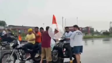 धनौरा: बृजघाट से जल और कावड़ लेकर अपनी मंजिल की ओर बढ़ते शिव भक्त, गजरौला हाईवे पर समाजसेवियों ने किया पानी और प्रसाद का वितरण