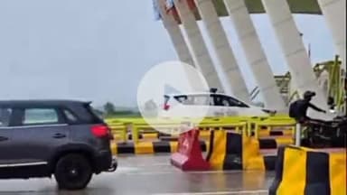 सहजनवा: भगवानपुर टोल प्लाजा के पास कार डिवाइडर से टकराने से एक अधेड़ की मौत, खाटूश्याम मंदिर से दर्शन कर लौट रहा था परिवार