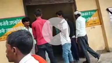 बलरामपुर: यूरिया की किल्लत से जूझ रहे किसानों ने सरकावा के ग्रामीणों के साथ खाद न मिलने पर मदरहवा सहकारी समिति पर किया प्रदर्शन