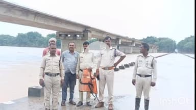 त्योंथर: बेलन नदी में उफान, डीह पुल के ऊपर से पानी बहने से 12 गांवों का संपर्क टूटा, मौके पर पहुंची पुलिस