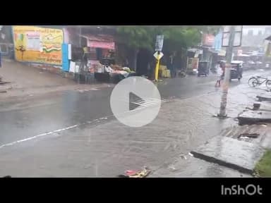 उतरौला: उतरौला में हुई झमाझम बारिश ने बच्चों, बूढ़ों और बड़े सभी को बारिश का मजा लिया, लेकिन कहीं न कहीं समस्या भी उत्पन्न हो गई