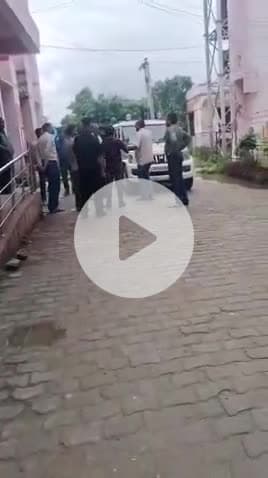 लंभुआ: लंभुआ के महिला अस्पताल के सामने सीवर में सरकारी दवाईयां मिलने का मामला, एसीएमओ ने बिना पत्थर हटवाए की जांच