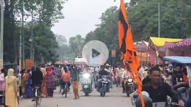 रामपुर: कोतवाली सिविल लाइन क्षेत्र के दिल्ली-लखनऊ हाईवे 24 पर कांवड़ियों के जत्थे में काफी देर तक फंसी रही एंबुलेंस