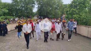 झालरापाटन: आदिवासी भील समाज ने सांसद राजकुमार रौत के नेतृत्व में पिपलोदी पीड़ितों को मुआवजा दिलवाने की मांग की रैली निकाली