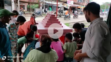 मड़ियाहू: कठवतियां मार्ग पर नंदी को पानी पिलाने के लिए मंदिरों में लगी लोगों की भीड़