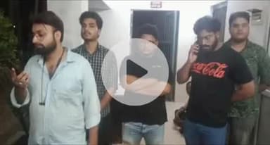 कलीनगर: महोफ गेट से न्यूरिया के बीच चक्कर लगाते कर सवार पांच युवकों को ग्रामीणों ने चोर समझकर पकड़ा