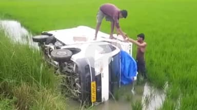 महाराजगंज: भैंसी ग्राम के समीप पेय पदार्थों से भरी पिकअप पलटी, चालक सुरक्षित