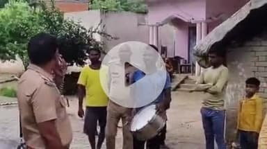 लंभुआ: लंभुआ पुलिस ने ढोल-मंजीरे के साथ की कार्रवाई, सरैया गांव में फरार आरोपी के घर पर धारा 84 के तहत नोटिस चस्पा किया