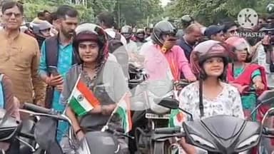 हुज़ूर: भोपाल सांसद आलोक शर्मा की अनोखी पहल, रक्षाबंधन से पहले महिलाओं से बंधवाई राखी, हेलमेट बांटे