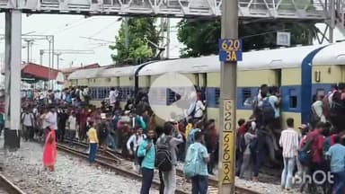 मोहनिया: बिहार पुलिस की परीक्षा संपन्न होने के बाद भभुआ रोड रेलवे स्टेशन पर परीक्षार्थियों की भारी भीड़, RPF और GRP तैनात