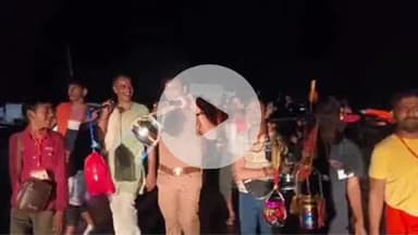 घाटमपुर: घाटमपुर पुलिस ने खुद उठाई कावड़, कांवड़ियों को सीमा के बाहर सुरक्षित पहुंचाया