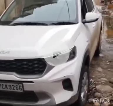 ग्वालियर गिर्द: ग्वालियर: विनय नगर में सड़क के गड्ढे में धंसी कार, वीडियो वायरल