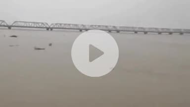 करनैलगंज: एल्गिन ब्रिज पर घाघरा नदी का जलस्तर पहुंचा खतरे के निशान के पार
