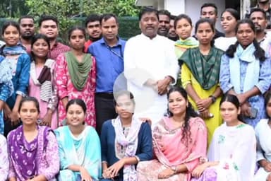 ओरमांझी: मोरहाबादी में पूर्व मंत्री बंधु तिर्की के आवास पर स्वर्गीय डॉक्टर करमा उरांव फुटबॉल टूर्नामेंट को लेकर बैठक की गई