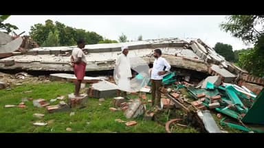 अमेठी: रविवार को क्षेत्र में हुई मूसलाधार बारिश में सरुवांवा ग्राम पंचायत में एक आवासीय बिल्डिंग जमींदोज हो गई