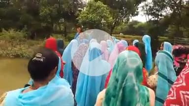 टीकमगढ़: टीकमगढ़ में जल सहेलियों ने जल संरक्षण के लिए गांव-गांव पांव-पांव यात्रा की शुरू, लोगों को किया जा रहा जागरूक