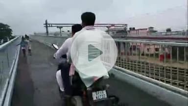 कहरा: लाइट ओवरब्रिज का उद्घाटन, पूर्व मंत्री डॉ. आलोक रंजन ने भाजपा जिलाध्यक्ष के साथ की स्कूटी सवारी