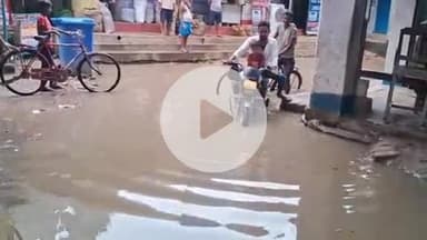 रहुई: नगर पंचायत रहुई में महादेव स्थान की मुख्य गली जलमग्न, दुकानदार और राहगीर परेशान