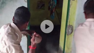 संदेश: जमुआव गांव में हत्या के फरार आरोपियों के घर कुर्की जब्ती, पुलिस ने की सख्त कार्रवाई