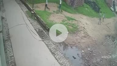 छिबरामऊ: गुरसहायगंज के गांधीनगर में फुटबॉल के नीचे आने से बाइक सवार युवक गिरा, सीसीटीवी में कैद हुआ वीडियो वायरल