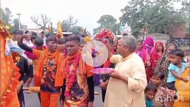 बरेली: मकरंदपुर में अवंती बाई लोधी महासभा के जिला अध्यक्ष ने कावड़ियों पर की पुष्प वर्षा