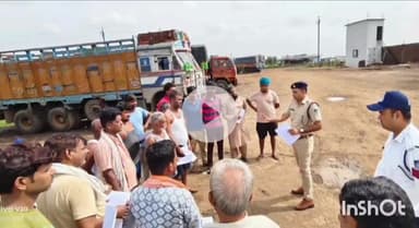 गुना: गुना बाईपास पर यातायात पुलिस ने ट्रक चालकों को यातायात नियमों के बारे में किया जागरूक