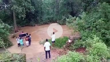 कोलेबिरा: कर्रादमाईर में करंट से दो की मौत, शव कंधे पर उठाकर नदी पार कराई गई