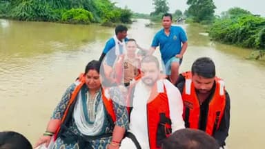 घाटमपुर: घाटमपुर में यमुना के कहर के बीच विधायक ने नाव से बाढ़ प्रभावित गांवों का किया निरीक्षण, बांटी राहत सामग्री