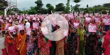 #बिहारीगंज_का_दीप_आपका_संदीप 
खराब मौसम और पूरे दिन रुक-रुक कर आ रही तेज वर्षा के बीच कांग्रेस पार्टी द्वारा चलाए जा रहे माई बहिन सम्मान योजना संवाद कार्यक्रम अपने पंचायत के कोल्हाय पट्टी गांव में आयोजित किया गया