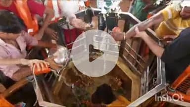 कोल: सावन के आखिरी सोमवार को खेरेश्वर धाम पर शिवभक्तों की भारी भीड़, शिवलिंग पर किया जलाभिषेक