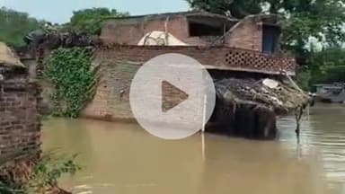 घाटमपुर: महुआपुर गांव में बाढ़ के पानी में डूबा बच्चा, गंभीर हालत में जिला अस्पताल किया गया रेफर