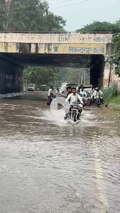 बुढ़ाना रोड स्थित हाईवे अंडरपास में जलभराव से लोगो के साथ हो रही दुर्घटना, e-rikhsa भी पलट गई, एक मात्र रास्ता होने से परेशानी का सामना करना पड़ रहा है